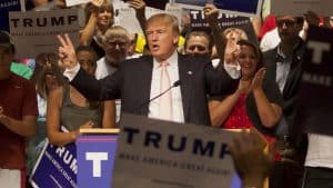 Donald Trump hablando en un mitin a una multitud de seguidores, transmitiendo temas que resuenan con los nacionalistas cristianos.