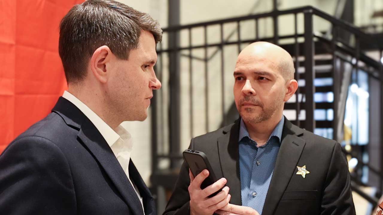 James Talarico durante su foro público en la ciudad de Temple, TX, el pasado 6 de enero de 2026, siendo entrevista por Daniel Aranzamendi, periodista independiente y presentador de Aranzamendi Podcast