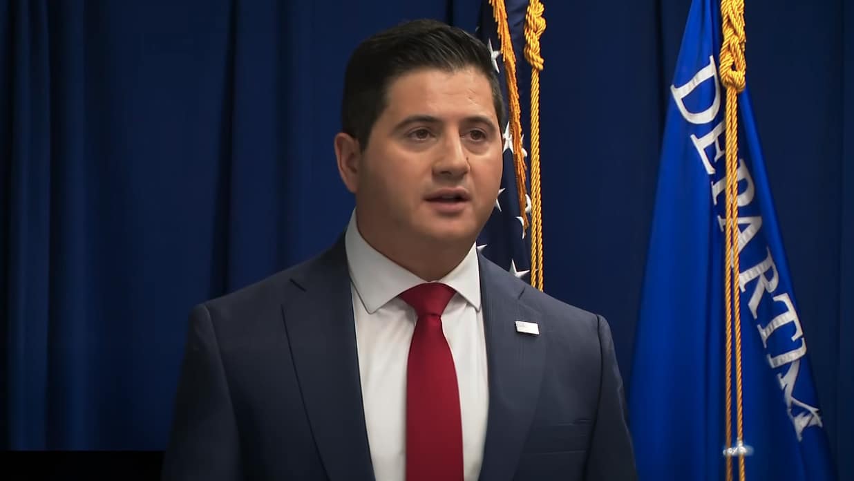Un juez federal dictaminó este martes 27 de octubre que Bill Essayli, quien dirige la Fiscalía federal del Distrito Central de California, está sirviendo ilegalmente como fiscal federal "de facto".