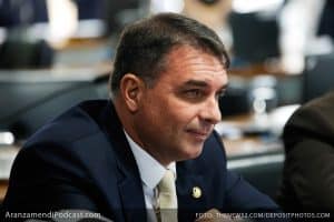 Flávio Bolsonaro huyó de Brasil tras perder las elecciones y desafiar una orden de entregar sus pasaportes. Trump le dará visa, mientras ICE encierra a inmigrantes sin récord criminal. Foto: thenews2.com/depositphotos.com